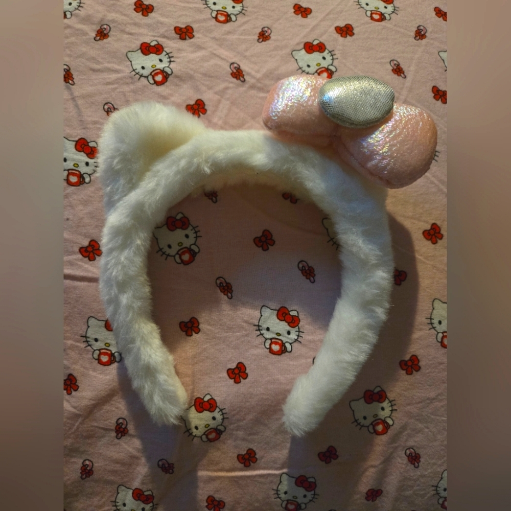 Sweet Little furry Hello Kitty headband! 🩷🤍🩷